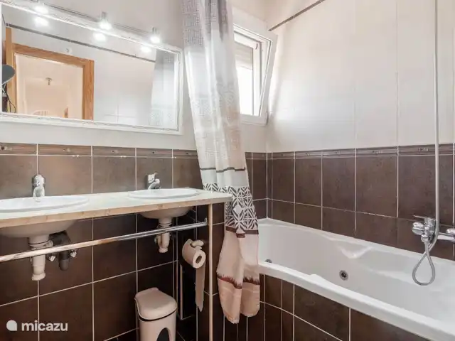 Badkamer van slaapkamer 1
voorzien van bad, wc en dubbele lavabo